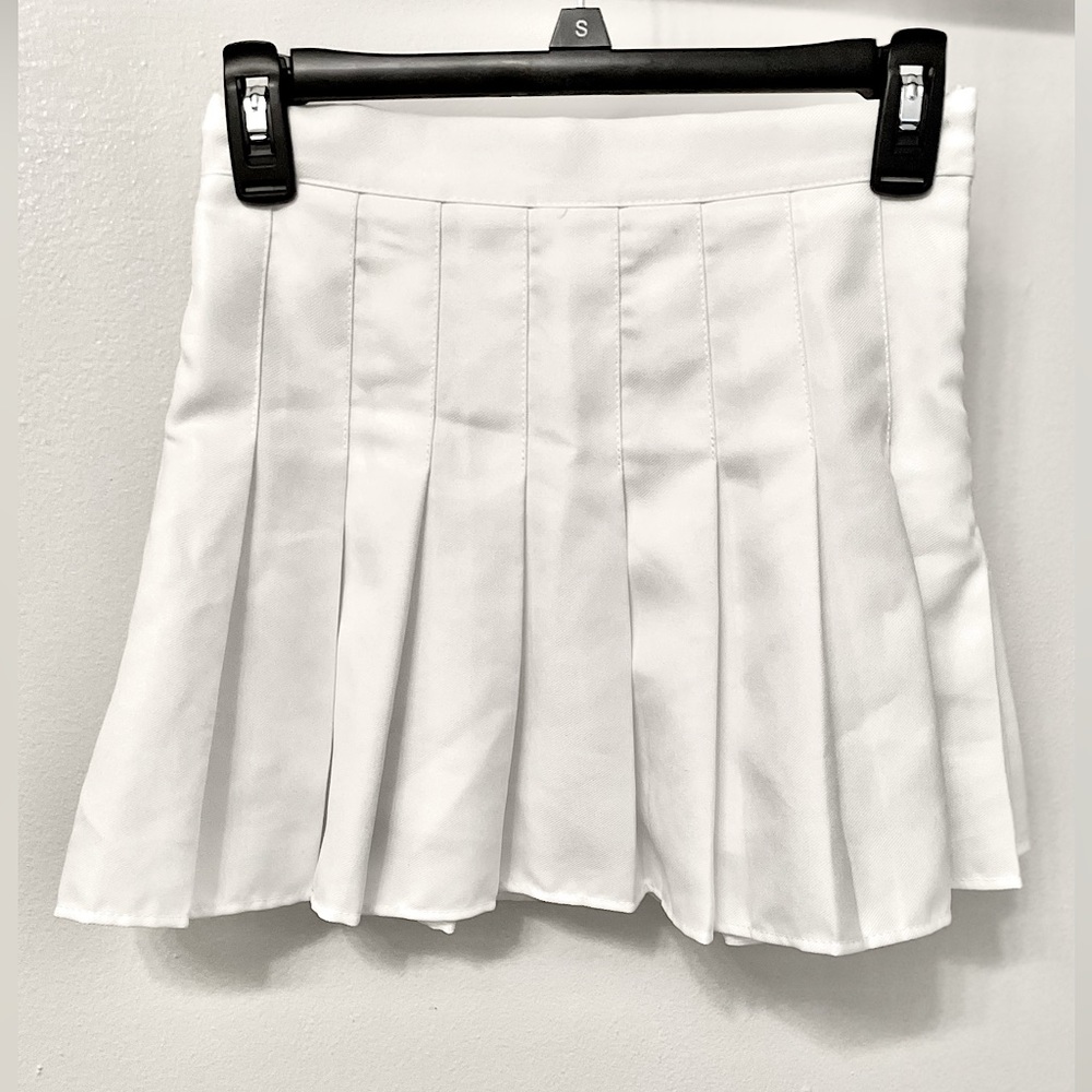 NWOT Adorable Pleated White Tennis Skirt (S)